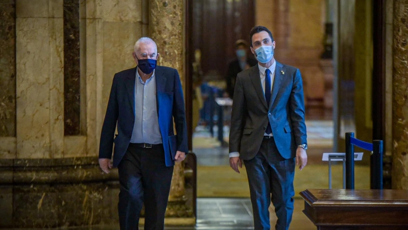 El líder del grup municipal d'ERC a Barcelona, Ernest Maragall, i el president del Parlament, Roger Torrent, al Parlament de Catalunya moments abans de comparèixer en una roda de premsa per valorar l'espionatge polític del qual han estat víctimes. ERC