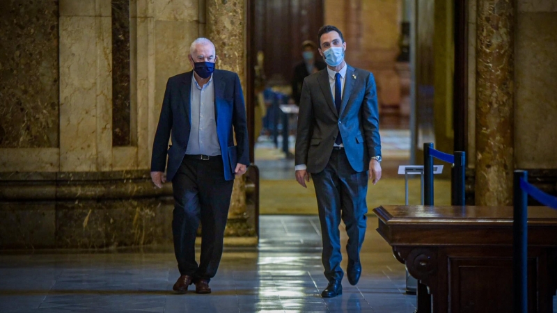 El líder del grup municipal d'ERC a Barcelona, Ernest Maragall, i el president del Parlament, Roger Torrent, al Parlament de Catalunya moments abans de comparèixer en una roda de premsa per valorar l'espionatge polític del qual han estat víctimes. ERC