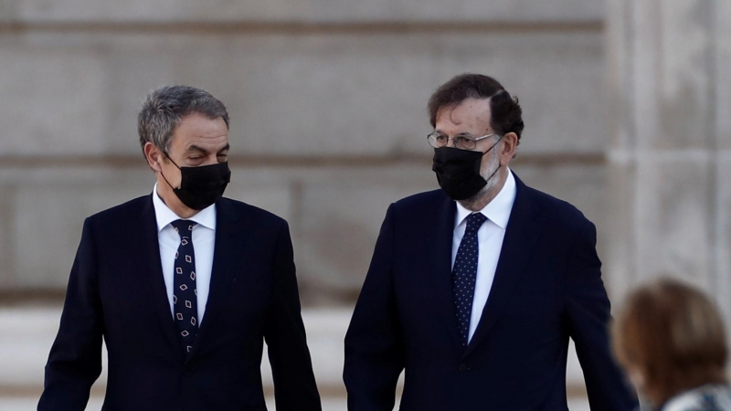 Los expresidentes del Gobierno José Luis Rodríguez Zapatero (i) y Mariano Rajoy (d), a su llegada al Patio de la Armería del Palacio Real donde se ha celebrado este jueves el homenaje de Estado a las víctimas de la pandemia de coronavirus y a los colectiv