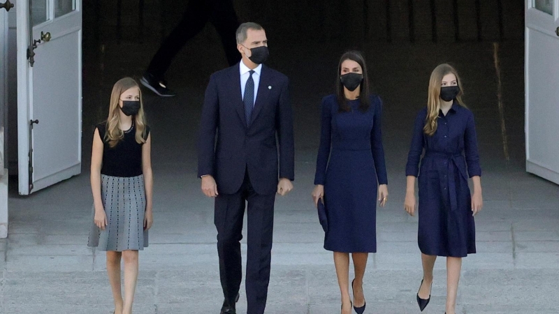 El rey Felipe VI (2i), la reina Letizia (2d), la infanta Sofía (d) y la Princesa de Asturias (i) a su llegada al homenaje de Estado a las víctimas de la pandemia de coronavirus. EFE/ Juanjo Martín POOL