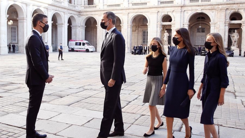 El presidente del Gobierno, Pedro Sánchez (i), saluda al rey Felipe VI (2i), la reina Letizia (2d), la infanta Sofía (d) y la Princesa de Asturias (c) a su llegada al homenaje de Estado a las víctimas de la pandemia. EFE/Ballesteros/POOL