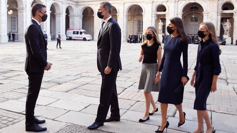 El presidente del Gobierno, Pedro Sánchez (i), saluda al rey Felipe VI (2i), la reina Letizia (2d), la infanta Sofía (d) y la Princesa de Asturias (c) a su llegada al homenaje de Estado a las víctimas de la pandemia. EFE/Ballesteros/POOL