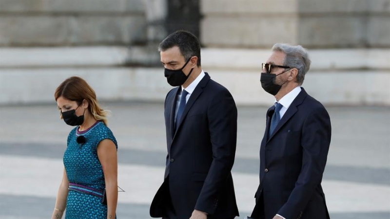 El presidente del Gobierno, Pedro Sánchez (c), junto a Hernando Calleja, hermano del periodista José Mari Calleja, fallecido durante la pandemia​, y la jefa del servicio de Urgencias del Hospital Vall d'Hebron, Aroa López. EFE/ Zipi POOL