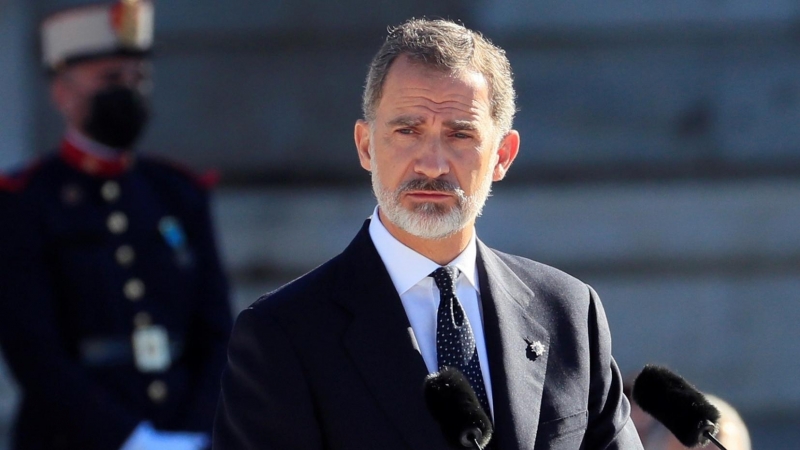 El rey Felipe VI durante su intervención en el homenaje de Estado a las víctimas de la pandemia de coronavirus y a los colectivos que le han hecho frente en primera línea en el Patio de la Armería en Madrid este jueves. EFE/ Fernando Alvarado POOL