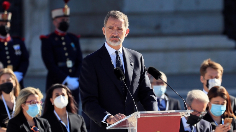 El rey Felipe VI durante su intervención en el homenaje de Estado a las víctimas de la pandemia de coronavirus y a los colectivos que le han hecho frente en primera línea en el Patio de la Armería en Madrid este jueves. EFE/ Fernando Alvarado POOL