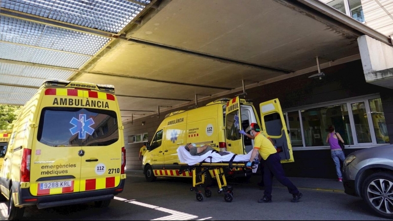 Llegada de un enfermo en ambulancia al hospital Arnau de Vilanova, este martes en Lleida.  | EFE