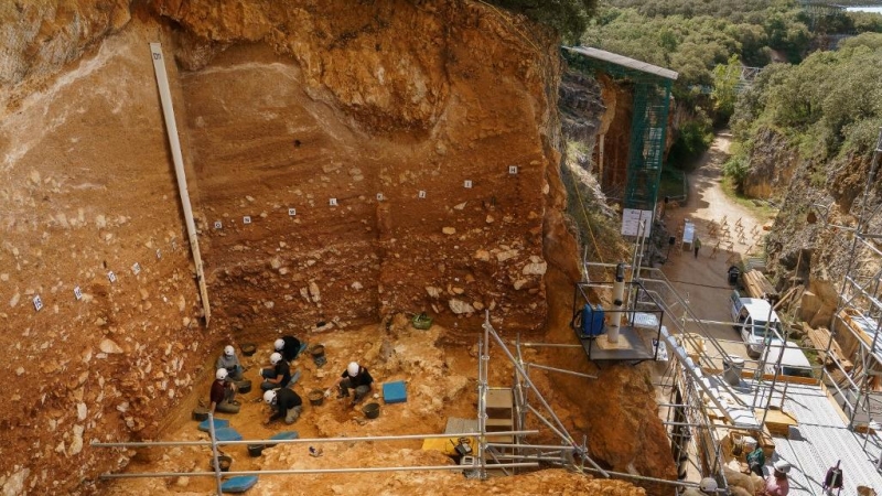 Los arqueólogos trabajan en la excavación 'Gran Dolina' en el sitio arqueológico de la cordillera de Atapuerca. CESAR MANSO / AFP