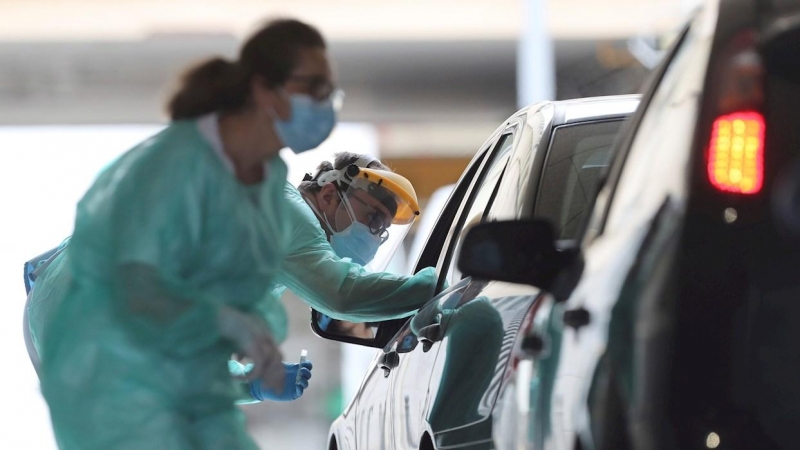 Sanitarios realizan test de detección de coronavirus en el hospital público de A Mariña. | EFE