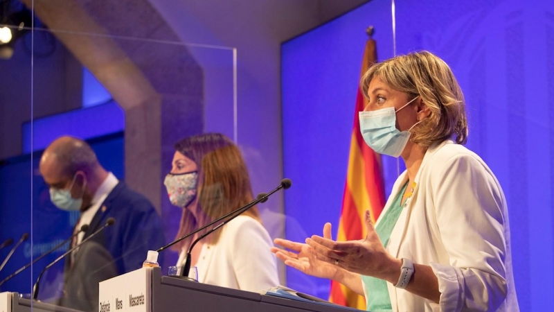 La consellera de Salud, Alba Vergés, durante la comparecencia que ha ofrecido este viernes junto a sus homólogos de Presidencia, Meritxell Budó (c), e Interior, Miquel Buch (i) | EFE
