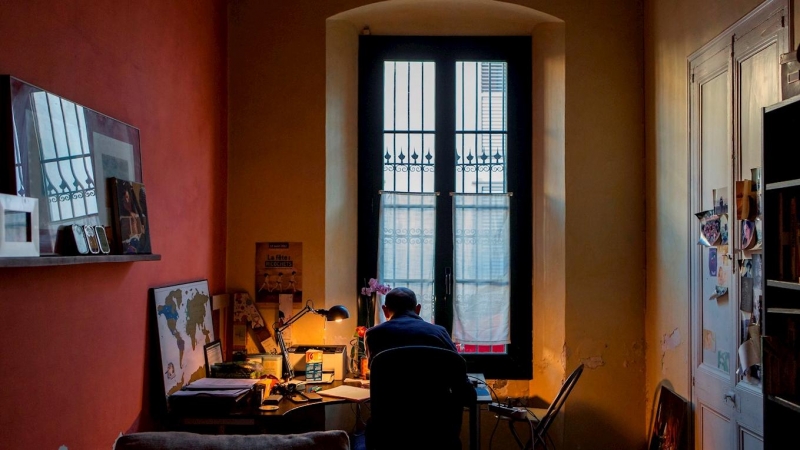 Un hombre teletrabajando desde su casa. EFE/ Enric Fontcuberta/Archivo
