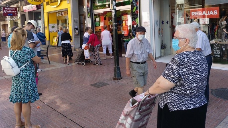 La cuarta parte de la población supera los 65 años en el barrio zaragozano de Delicias, donde otros 25.000 vecinos no alcanzan los 25 / Eduardo Bayona