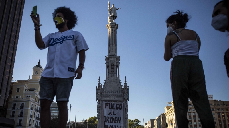 Dos activistas durante el asalto a la estatua de Colón en Madrid.- JAIRO VARGAS