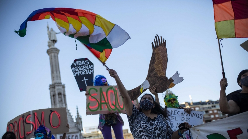 Activistas antirracistas piden la retirada de la estatua de Colón en Madrid.- JAIRO VARGAS
