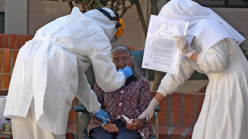 Personal de salud realiza pruebas para detectar casos de covid-19 en el Hogar San José de la tercera edad en Bolivia. /EFE/Jorge Ábrego