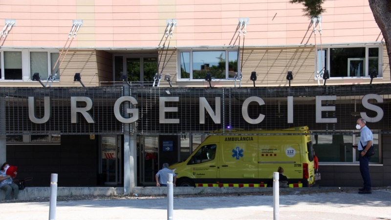 L'entrada de l'edifici d'Urgències de l'Hospital Arnau de Vilanova de Lleida en el moment de l'arribada d'una ambulància. Albert Lijarcio | ACN