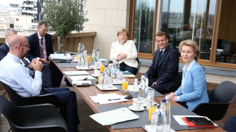 Charles Michel, Angela Merkel, Emmanuel Macron y Ursula von der Leyen durante un careo en la cumbre de la UE. REUTERS.