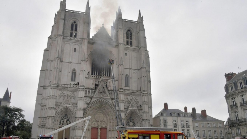 Los bomberos consiguieron controlar este sábado el incendio que se declaró a primera hora en la catedral de San Pedro y San Pablo de Nantes (noroeste de Francia). EFE / JEROME FOUQUET FRANCIA OUT