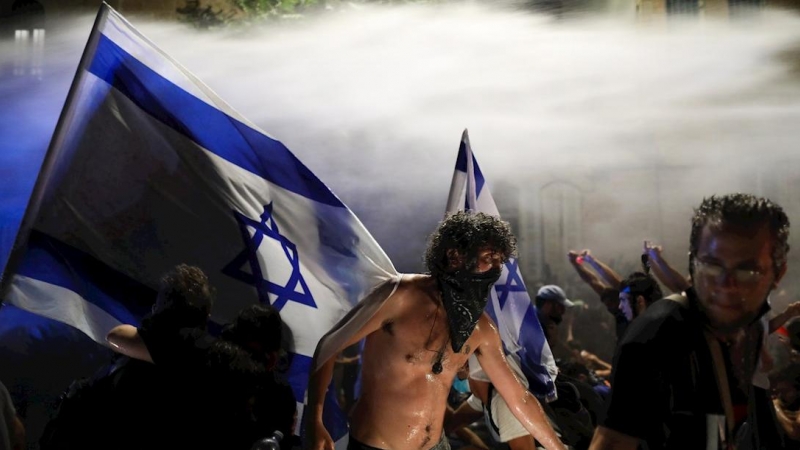 La Policía carga con cañones de agua para dispersar a los manifestantes contrarios al primer Ministro israelí, Benjamin Netanyahu en Jerusalén. /EFE