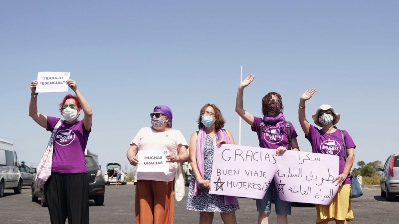 El colectivo Mujeres 24H de Huelva despidiéndose de las temporeras / Lucía Muñoz Lucena