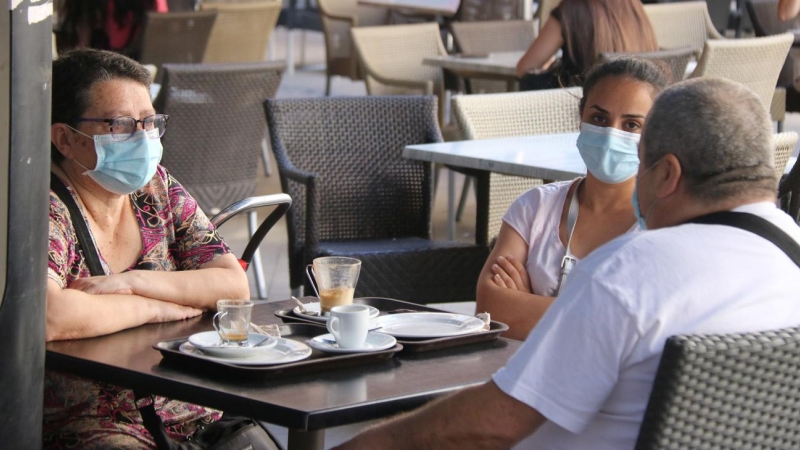 Uns clients d'un bar de Figueres prenent un cafè amb la mascareta. Gerard Vilà | ACN