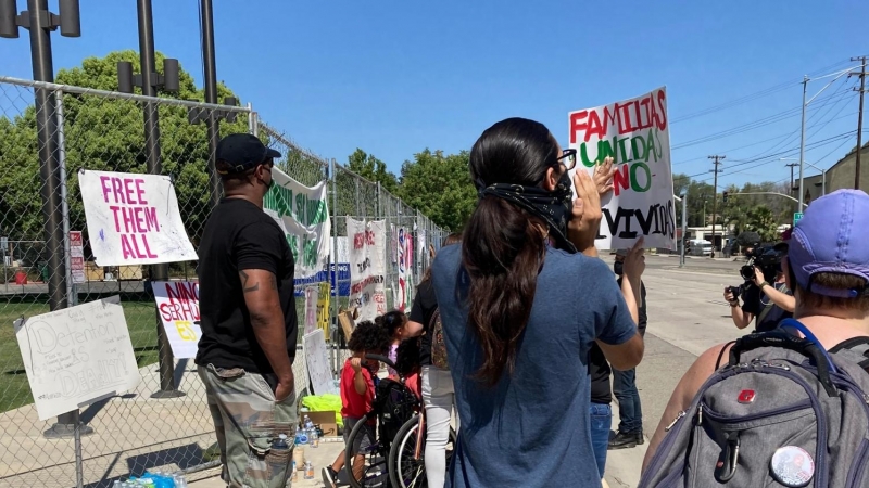 Protesta en CA contra los centros de detención de inmigrantes y pidiendo la puesta en libertad de los internos