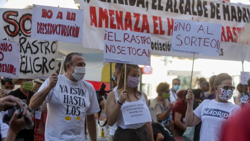 Comerciantes de El Rastro madrileño sostienen pancartas durante la manifestación en la Plaza del Cascorro.- EP