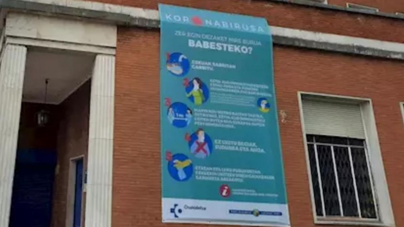 Hospital de Cruces en Barakaldo con un cartel alusivo al coronavirus. /EUROPA PRESS