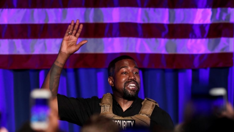El rapero Kanye West celebra su primer mitin en apoyo de su candidatura presidencial en North Charleston, Carolina del Sur. REUTERS / Randall Hill