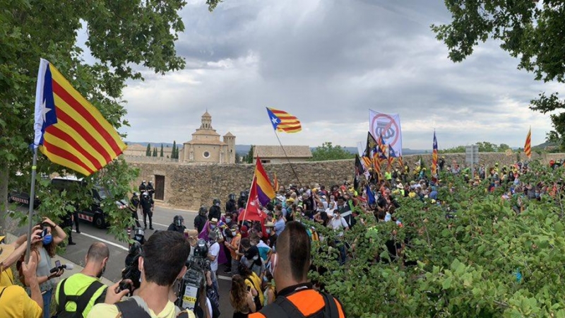 Marxa antimonàrquica a l'Espluga de Francolí que avança cap al monestir de Poblet contra la visita del rei Felip VI. @Endavant_BCamp