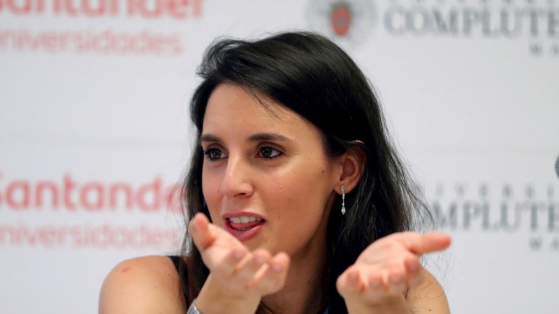 La ministra de Igualdad, Irene Montero, durante su intervención en la jornada inicial de un curso sobre la Agenda 2030 este lunes en los cursos de verano de San Lorenzo de El Escorial. EFE/ Emilio Naranjo