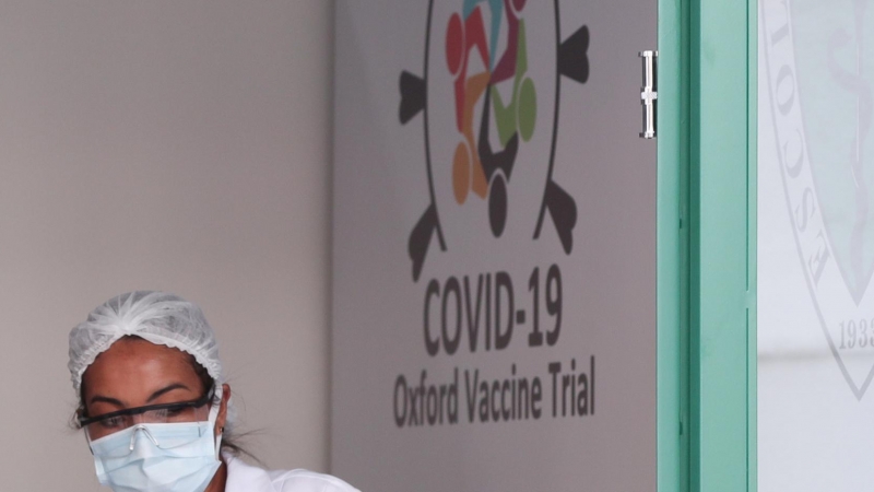 La vacuna contra el coronavirus de la Universidad de Oxford es prometedora. / AMANDA PEROBELLI (REUTERS)