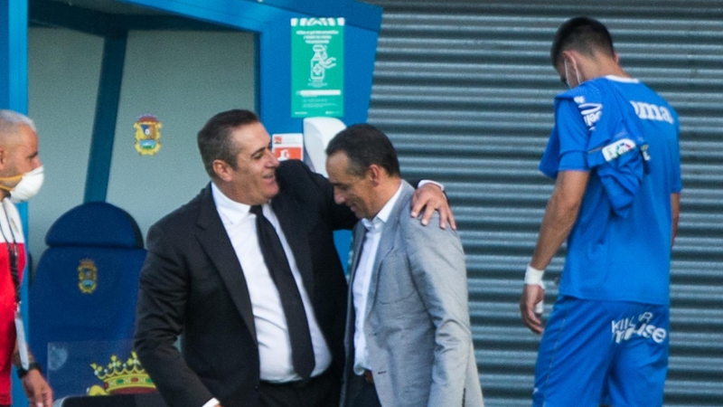 Sandoval (Fuenlabrada) y Oltra (Racing) en un abrazo durante el último partido del Fuenlabrada. / EUROPA PRESS