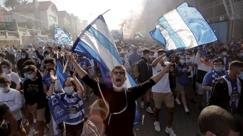 Aficionados del Deportivo de A Coruña, cuyo partido contra el Fuenlabrada ha sido suspendido. / EFE