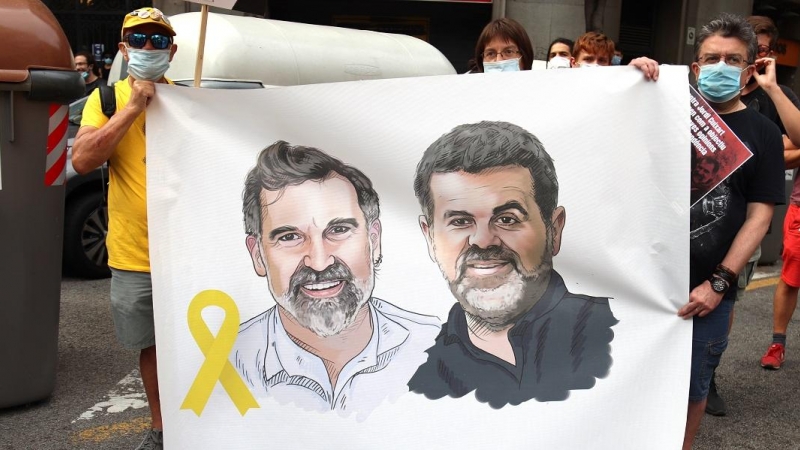Una pancarta a l'acció convocada per Òmnium i l'ANC davant la delegació del Govern espanyol a Barcelona coincidint amb els mil dies de presó de Jordi Cuixart i Jordi Sànchez. AINA MARTÍ / ACN