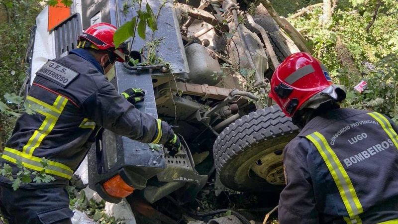 Bomberos junto a un camión accidentado. /Europa Press