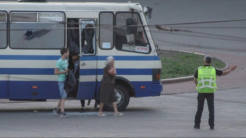 Momento en el que varios de los rehenes salen del autobús. - EFE