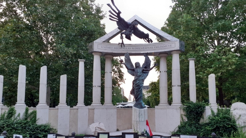 La imagen del Almirante Miklós Horthy comparte espacio con un Memorial de las víctimas de la ocupación nazi, un monumento soviético y una estatua de Ronald Reagan en menos de 500 metros.