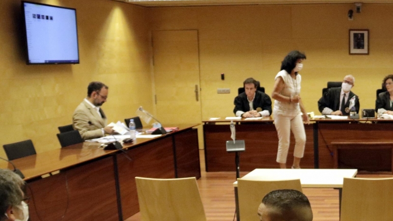 D'esquenes, els dos joves acusats pels aldarulls postsentència a Girona. MARINA LÓPEZ / ACN