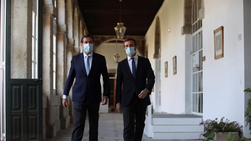 El líder del PP, Pablo Casado (d), y el presidente de la CEOE, Antonio Garamendi (i), a su llegada a los Cursos de Verano que organiza la Universidad Complutense de Madrid en San Lorenzo de El Escorial. EFE/David Fernández