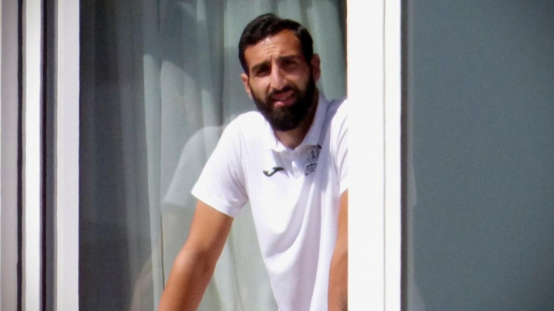22/07/2020.- José Rodríguez, jugador del Fuenlabrada, se asoma este miércoles a una de las ventanas del hotel Finisterre de A Coruña. EFE/ CABALAR