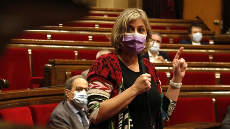 La consellera de Salut, Alba Vergés, intervenint amb mascareta a la sessió de control. ACN/Sílvia Jardí