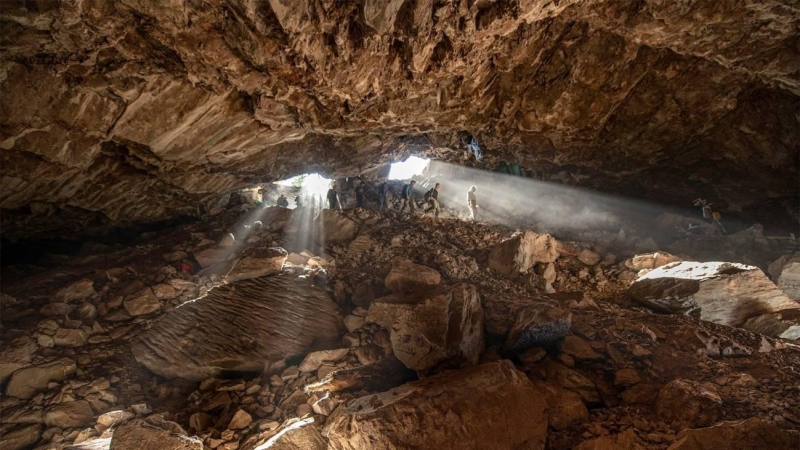 Miembros del equipo entrando en la cueva mexicana de Chiquihuite donde se han producido los últimos hallazgos. / SINC- Devlin A. Gandy