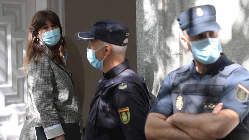 22/07/2020.- La diputada de JxCat Laura Borrás (i) llega al Tribunal Supremo tras ser citada por el magistrado Eduardo de Porres este miércoles en Madrid. Borras ha sido citada como investigada en una causa seguida por la adjudicación de varios contratos