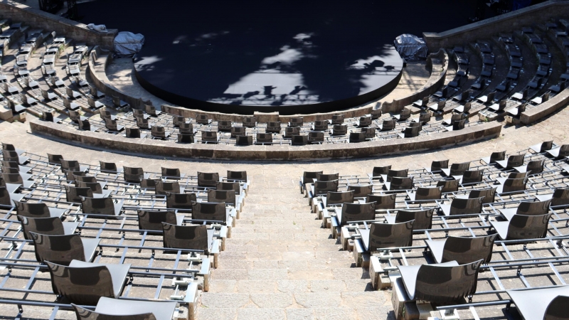 Les butaques del teatre Grec amb una separació de metre i mig entre les cadires, per complir amb la distància durant el Festival Grec. Mar Vila | ACN
