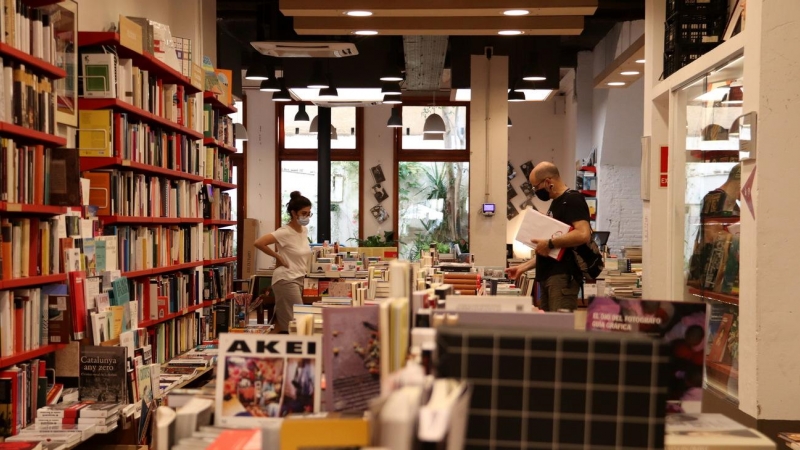 Normalitat a la llibreria Documenta de Barcelona el dia abans del Sant Jordi d'estiu. Mar Vila | ACN