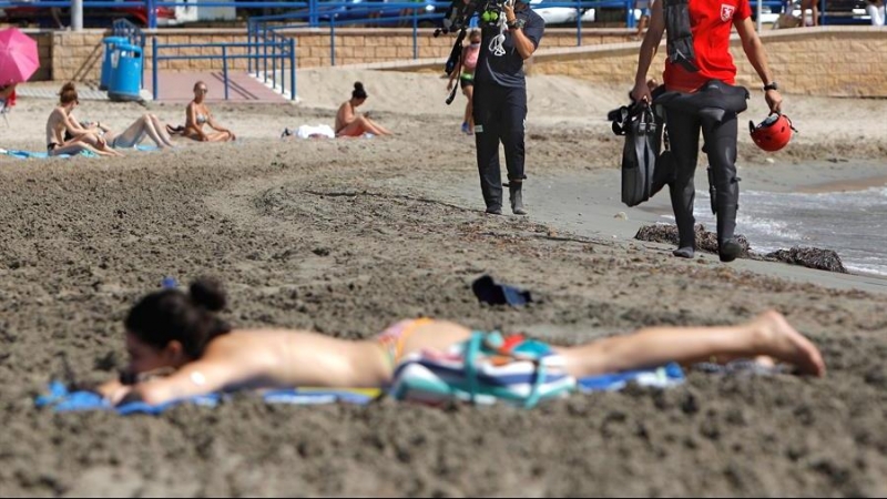 Una mujer en la playa. / EFE/ Morell