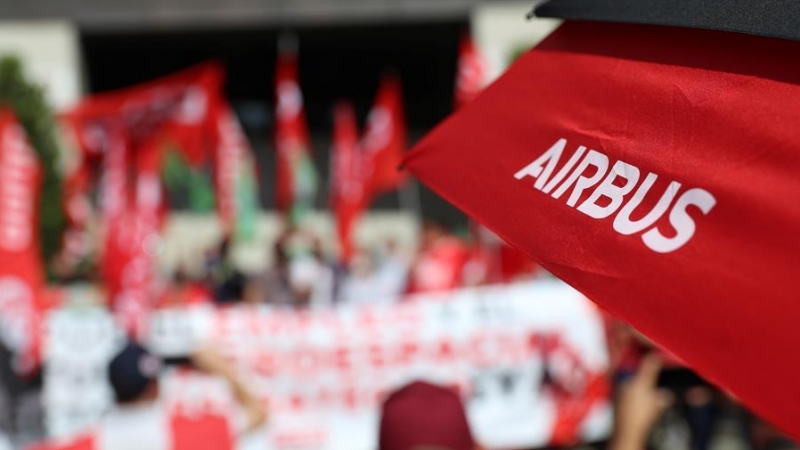 Trabajadores de Airbus protestan a las puertas del Ayuntamiento de Getafe, este jueves. Trabajadores de Airbus de todo el país protestan este jueves por los alrededor de 1.600 despidos anunciados por la multinacional aeronáutica en su proceso de reestruct