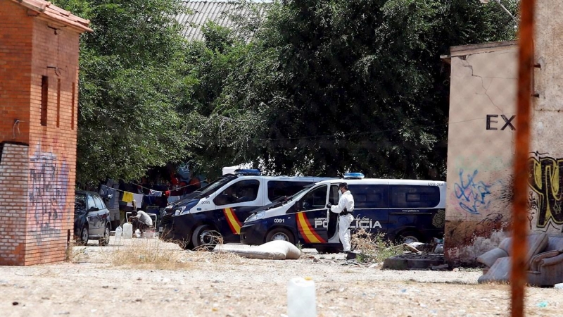 Agentes de la Policía controlan uno de los asentamientos de temporeros ya clausurados en Albacete, donde se identificó un brote entre los trabajadores. EFE/ Manu