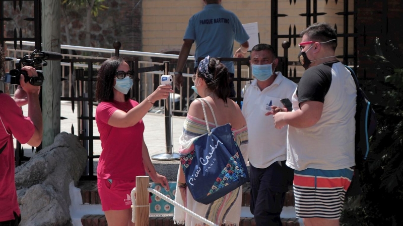 Una trabajadora mide la temperatura de los visitantes al Parque Marítimo del Mediterráneo en Ceuta. EFE/ Reduan Dris