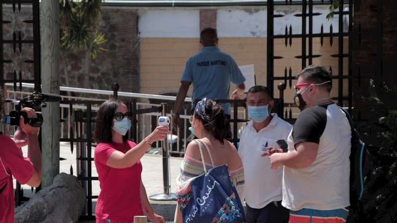 Una trabajadora mide la temperatura de los visitantes al Parque Marítimo del Mediterráneo en Ceuta. EFE/ Reduan Dris